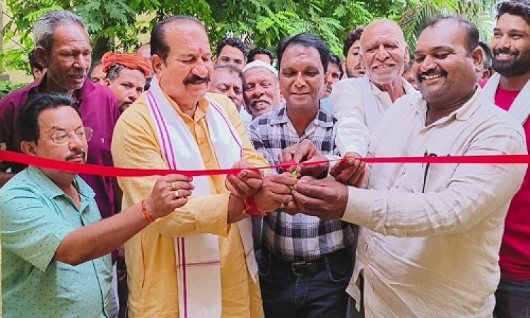 NEWS : नीमच मंडी में किसानों को मिली नई सौगात, विधायक परिहार में फीता काट किया शुभारंभ, फिर चर्चा के साथ चला बधाइयों का दौर, पढ़े खबर