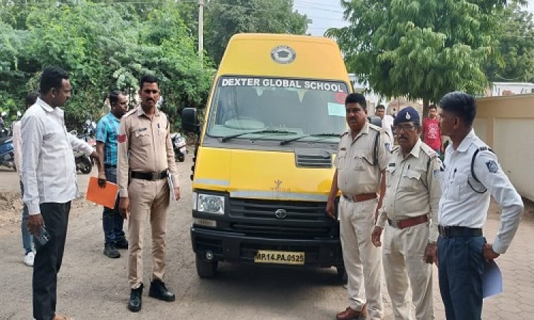 NEWS : मंदसौर यातायात पुलिस का चैकिंग अभियान, स्कूल बसों की जांच, दस्तावेज भी खंगाले, चालकों को दी ये समझाइश, पढ़े खबर