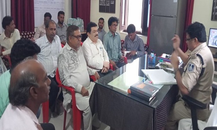 NEWS : आगामी त्योहार, और सिंगोली थाने पहुंचे नगरवासी, फिर शुरू हुई ये अहम बैठक, थाना प्रभारी ने दिए ये निर्देश, पढ़े खबर
