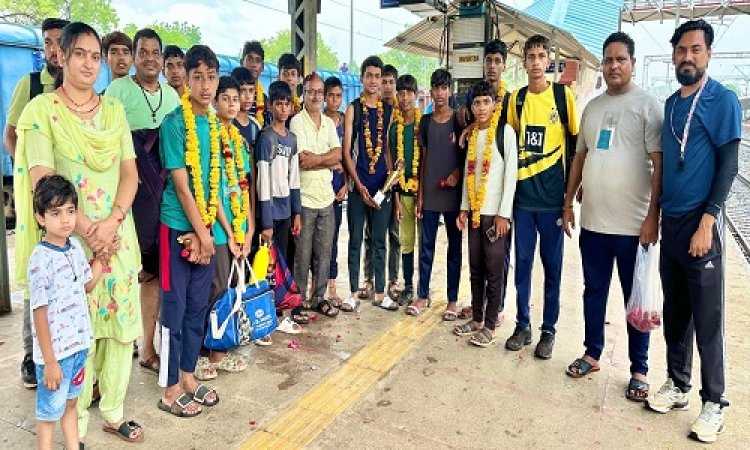 NEWS : नीमच जिला फुटबाल संघ अंडर 17 टीम का फाइनल में प्रवेश, नीमच पहुंचने पर इन्होंने किया सम्मान, पढ़े खबर