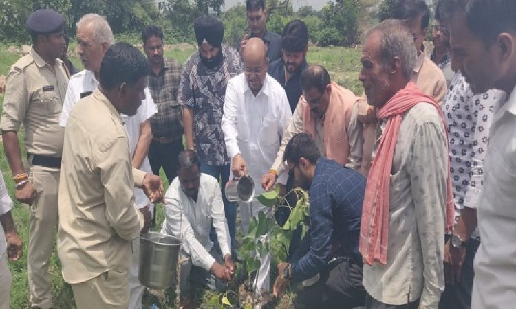 NEWS : एक पेड़ मां के नाम अभियान, डेलनपुर बालाजी मंदिर पहुंचे महामहिम राज्यपाल, पहले संकट मोचन के किए दर्शन, फिर परिसर में किया पौधरोपण, कार्यक्रम में कहीं ये बड़ी बात, पढ़े बबलू यादव की खबर
