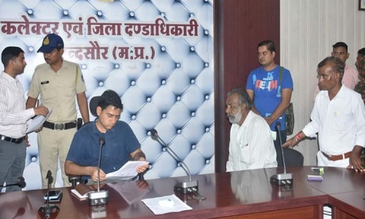 BIG NEWS : मंदसौर जिला कलेक्टर ने की जनसुनवाई, कुल 107 आवेदन हुए प्राप्त, आम जनता के लिए DM साहब के निर्देश, अब मिलेगी ये नई सुविधा, पढ़े खबर