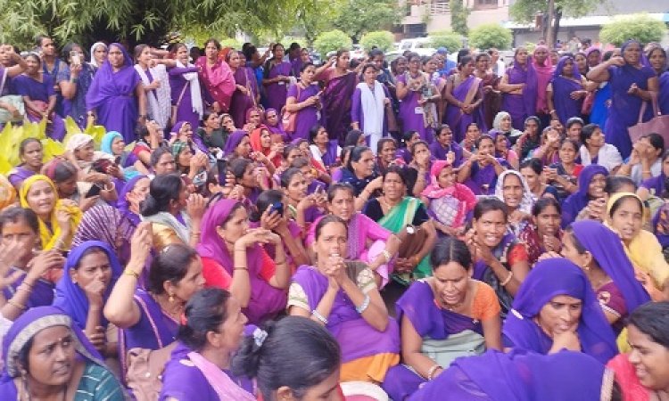 NEWS : भोपाल में मिशन संचालक कार्यालय पहुंची आशाकर्मी, बरसते पानी में किया प्रदर्शन, प्रोत्सहन राशि का नियमित रूप से भुगतान और वार्षिक वृद्धि शीघ्र देने का निर्णय, क्या इन्होंने दिया आश्वासन, पढ़े खबर