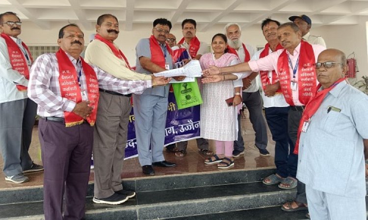 NEWS : 5 लाख पेंशनर्स के हक में बुलंद हुई आवाज, पुलिस पेंशनर्स संघ ने मंदसौर में भी सौंपा ज्ञापन, आंदोलन की दी चेतावनी, पढ़े खबर