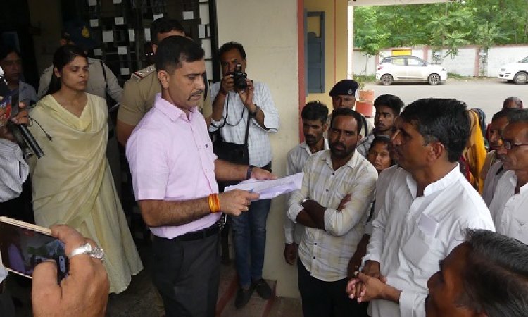 NEWS : 22 दिनों से लापता नाबालिग बालिका, परेशान परिजन आज पहुंचे SP कार्यालय, सौंपा ज्ञापन, लगाई गुहार, पढ़े नरेंद्र राठौर की खबर