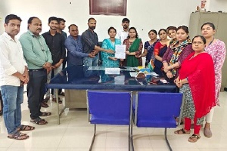 NEWS -जीरन महाविद्यालय स्टाफ हुए एकजुट,प्राचार्य को सौपा ज्ञापन, की इनके ट्रांसफर की मांग,पढ़े खबर