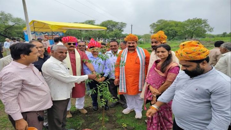 WOW ! एक पेड़ मां के नाम अभियान, आज का दिन, और नीमच जिले ने तोड़ा रिकॉर्ड, ग्राम पंचायतों में रौपे 50 हजार से ज्यादा पौधे, अंकुर उपवनों में हुआ विशेष कार्यक्रम, पढ़े खबर