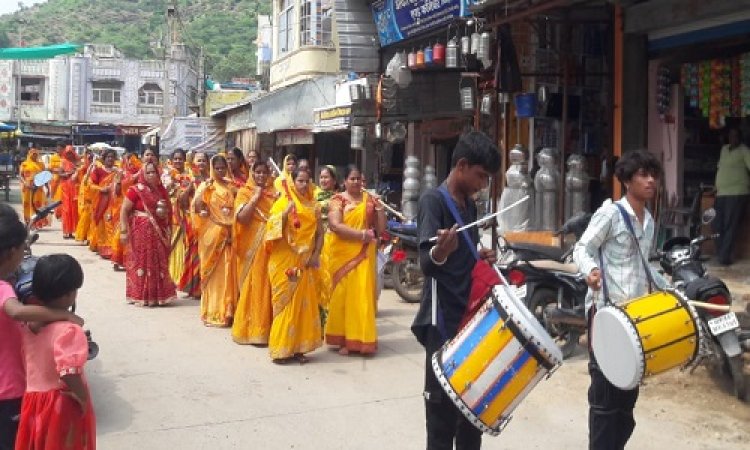 NEWS : नीमड़ा वाला नाथ से बालाजी मंदिर तक निकाली भव्य कावड़ यात्रा, भोलेनाथ के जयघोष लगाते चली महिलाएं, पढ़े शिवनंदन छिपा की खबर