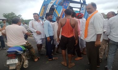 BIG BREAKING : बेसला गांव के समीप हादसा, इसे बचाने के चक्कर में पलटी बस, कई यात्रियों को आई चोटे, घायलों को पहुंचाया रामपुरा अस्पताल, पढ़े मनीष जोलान्या की खबर