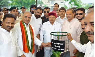 NEWS : हरियाली महोत्सव कार्यक्रम, मनासा पहुंचे महामहिम राज्यपाल, बोले- जिस प्रकार मां अपने बच्चे का लालन पालन करती है, उसी प्रकार पौधे की सुरक्षा कर उसे पेड़ बनाना होगा, पढ़े खबर