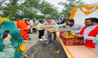 NEWS : बाबा पशुपतिनाथ के दरबार जा रहे कावड़ यात्रियों का फूलों से स्वागत, साढ़े चार क्विंटल प्रसादी का वितरण भी, पढ़े खबर