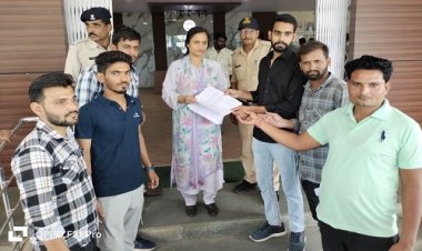 NEWS : PG कॉलेज के सामने के रहवासियों ने कलेक्ट्रेट में दिया ज्ञापन, 11 केवी की विद्युत लाइने हटाने की मांग, हादसे के बाद भी नहीं ली गई कोई सुध, पढ़े खबर