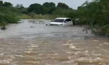 OMG ! रपट पार करते समय पानी के साथ बही कार, ग्रामीणों ने ऐसे बचाया मनासा के परिवार को, पांच लोग मौत के मुहं से आये बाहर, पढ़े मनीष जोलान्या की खबर