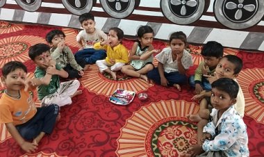 NEWS : कबीर किड्स प्ले स्कूल में मनाया भाई-बहन का पवित्र त्यौहार, बहन ने बांधा रक्षासूत्र, तो भाई ने दिया ये वचन, पढ़े खबर