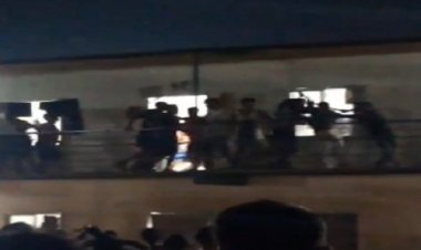 BIG NEWS : मजदूरों के बीच हाथापाई, पहली मंजिल से गिरा एक युवक, वीडियों सोशल मीडिया पर वायरल, घटना रामपुरा थाना क्षेत्र की, पढ़े रुपेश सारू की खबर और देखें सच