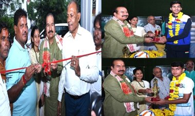 NEWS : नीमच में सब जूनियर गर्ल्स नेशनल फुटबॉल चैम्पियनशिप, स्पर्धा के कार्यालय का विधिवत शुभारंभ, 450 बेटियां उतरेगी मैदान में, रोमांचक खेल का होगा प्रदर्शन, इन खिलाड़ियों का किया सम्मान, पढ़े खबर