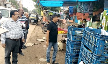 BIG NEWS : डिप्‍टी कलेक्‍टर धार्वे के नेतृत्‍व में नगर पालिका की कार्यवाही, दुकानों के बाहर से अतिक्रमण का हो रहा सफाया, तो सड़कों से हटाएं गोवंश, चलाया ये अभियान, पढ़े खबर