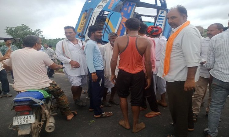 BIG BREAKING : बेसला गांव के समीप हादसा, इसे बचाने के चक्कर में पलटी बस, कई यात्रियों को आई चोटे, घायलों को पहुंचाया रामपुरा अस्पताल, पढ़े मनीष जोलान्या की खबर