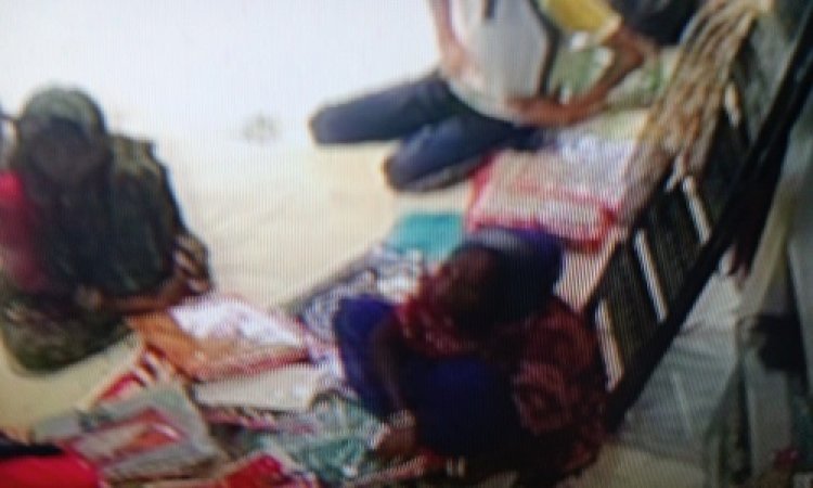 NEWS : पिपलियामंडी में दिनदहाड़े महिलाओं ने चुराई साड़ियां, घटना सीसीटीवी कैमरे में कैद, पुलिस जांच में जुटी, पढ़े नरेंद्र राठौर की खबर