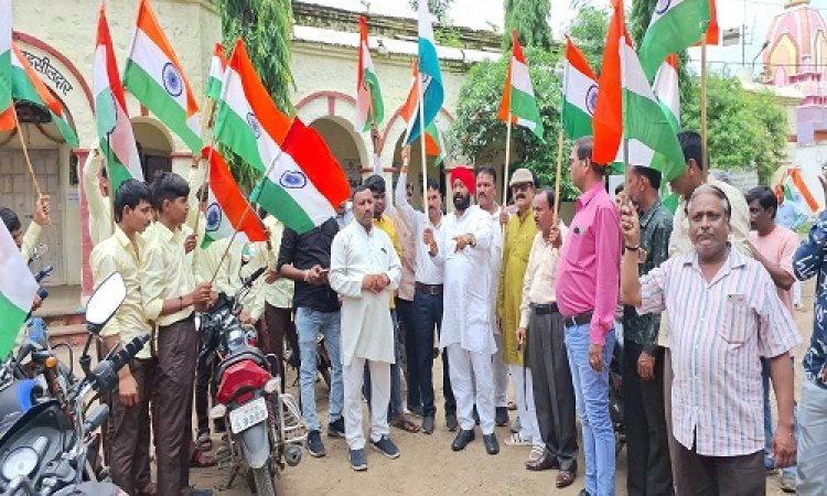NEWS : हर घर तिरंगा अभियान, सुवासरा पुलिस ने निकाली विशाल रैली, स्कूली विद्यार्थियों और जनप्रतिनिधियों ने भी लिया भाव, पढ़े खबर