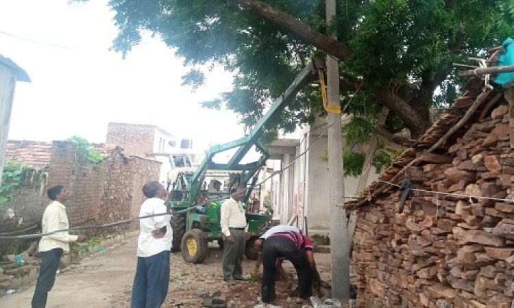 NEWS : हिन्दी खबरवाला की खबर का असर, दो भागों में बटे खंभे हटे, बिजली के नए पोल लगे, बड़ी तैयारी में विद्युत विभाग, पढ़े आजाद मंसूरी की खबर