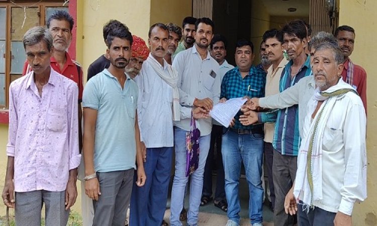 BIG NEWS : कोटवार के आतंक से ग्रामीण परेशान, आज नारेबाजी करते हुए पहुंचे तहसील कार्यालय, ज्ञापन सौंप की ये बड़ी मांग, आखिर किसने दी आत्महत्या की धमकी, पढ़े रुपेश सारू की खबर