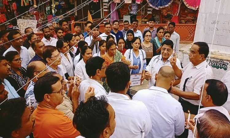 BIG NEWS : कोलकाता की घटना से डॉक्टरों में आक्रोश, दोषियों पर कार्यवाही की मांग, निकाला कैंडल मार्च, ज्ञापन भी सौंपा, पढ़े मनीष जोलान्या की खबर