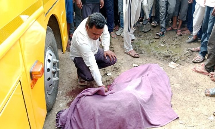 OMG ! स्टैंड पर लगाई स्कूल बस, और बच्चों के इंतजार में खड़ा चालक, अचानक हुई उल्टी, फिर हो गई अकाल मौत, मची अफरा-तफरी, घटना मनासा थाना क्षेत्र की, पढ़े मनीष जोलान्या की खबर
