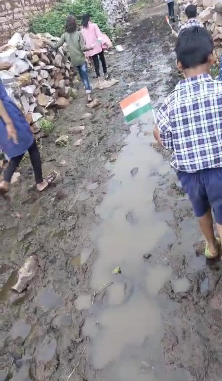 NEWS : रास्ते की जगह कीचड़, और ग्रामीण यहीं से गुजरने को मजबूर, विकास के इंतजार में रहवासी, मामला ग्राम पंचायत आमद का, पढ़े खबर