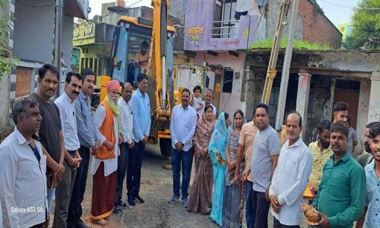 NEWS : पिपलियामंडी के वार्ड- 13 में सीसी रोड़ निर्माण का शुभारंभ, इतने की लागत से होगी तैयार, पढ़े खबर