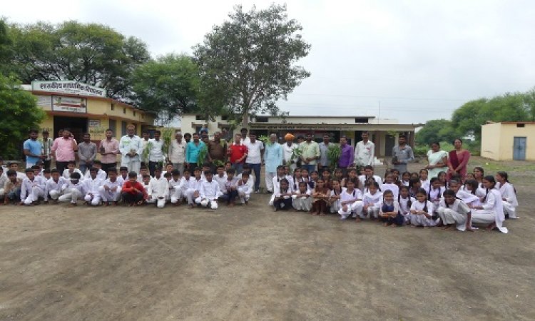 NEWS : विद्यालय में छात्र-छात्राओं के बीच सरपंच प्रतिनिधि सहित ग्रामीणों ने किया वृक्षारोपण, पढ़े नरेंद्र राठौर की खबर