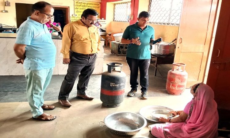 NEWS : व्यवस्थाएं होगी दुरुस्त, डिप्टी कलेक्टर ने संभाला मोर्चा, फव्वारा चौक से प्रायवेट बस स्टेंड तक किया निरीक्षण, सफाई और अस्थाई अतिक्रमण का लिया जायजा, दिए ये निर्देश, पढ़े खबर