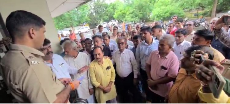 NEWS : पथरी के ऑपरेशन के दौरान काट दी ये नस, बिगड़ी मरीज की हालत, पमनानी हॉस्पिटल के खिलाफ कारवाई की मांग, सौंपा ज्ञापन, पढ़े नरेंद्र राठौर की खबर
