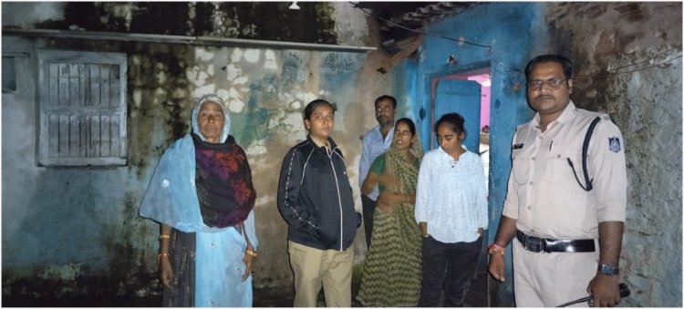 NEWS : नीमच में डायल- 100 सेवा की मानवीय पहल, रास्ता भटकी बुजुर्ग महिला, तो सुरक्षित छोड़ा उनके घर, झांझरवाड़ा से पॉइंट मिलने के बाद एक्शन में आई खाकी, पढ़े खबर