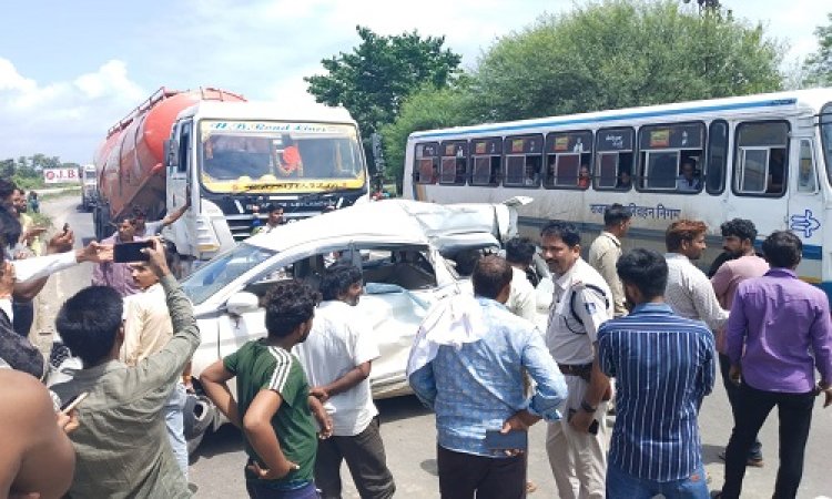 OMG ! वाहन में सवार नीमच कैंट थाने के पुलिस अधिकारी-जवान, रोंग साइड से आया ट्राला, अचानक मारी जोरदार टक्कर, कार के उड़े परखच्चे, निम्बाहेड़ा-चित्तौड़गढ़ हाईवे पर हुआ हादसा, पढ़े खबर