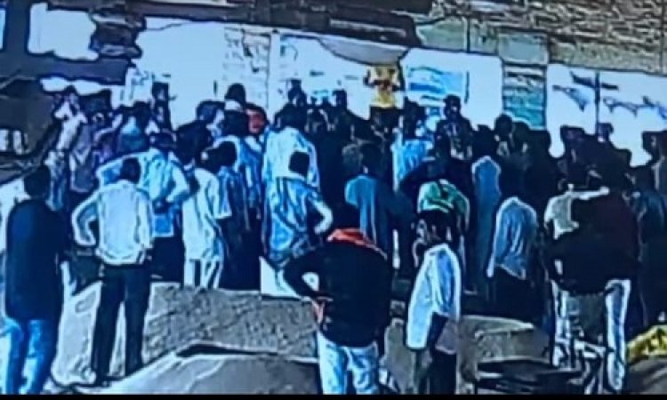 BIG NEWS : आड़त प्रथा से नीलामी, नीमच मंडी में व्यापारी हुए आमने-सामने, छिड़ा जमकर विवाद, फिर अधिकारी पहुंचे मौके पर, ऐसे मामला हुआ शांत, पढ़े खबर
