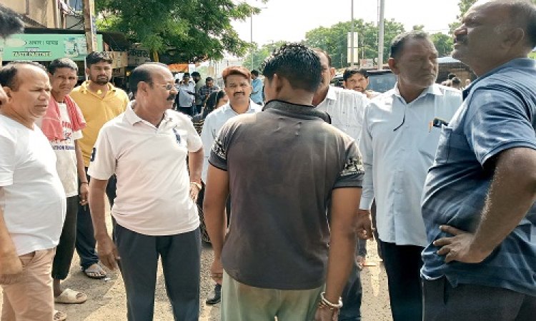 NEWS : राजस्व अधिकारी की मौजूदगी में चली नपा की कार्यवाही, दुकानों के सामने से अतिक्रमण हटाया, तो इन पर की चालानी कार्यवाही, दिए सख्त निर्देश, पढ़े खबर