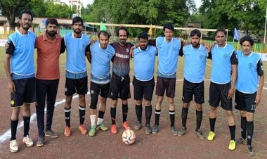 NEWS : RBG ग्रुप द्वारा फुटबॉल प्रतियोगिता का आयोजन, दूसरे दिन तीन मुकाबले, इस टीम ने मारी बाजी, शुक्रवार को ये खिलाड़ी होंगे मैदान में, पढ़े खबर