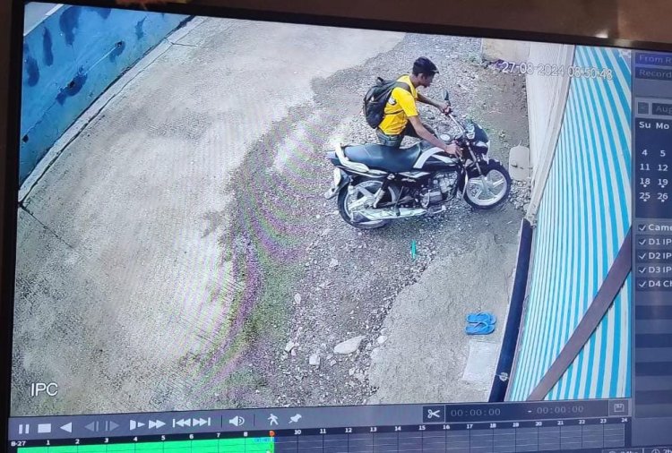 BREAKING NEWS- मंदसौर जिले के इस क्षेत्र में चोर गिरोह सक्रिय,आज दिन दहाड़े हुई तीन बाइक चोरी,गिरोह हुआ CCTV में कैद,पुलिस को अभी तक नहीं मिला कोई सुराग,पढ़े नरेंद्र राठौर की ये खबर