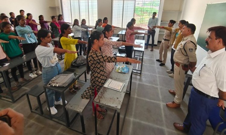 NEWS : डायल 112 व अन्य आपातकालीन मदद कैसे लें, शोषण के विरुद्ध आवाज बुलंद करने की समझाइश, जीरन कालेज में पुलिस ने दिलाई सुरक्षा की शपथ, पढ़े खबर
