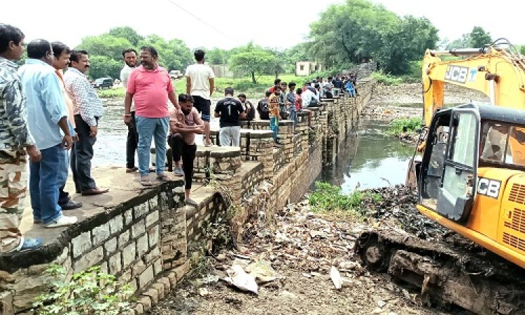 BIG NEWS : जान की परवाह किए बगैर गहरे पानी में हसनैन को खोजते रहे नगर पालिका कर्मचारी, घटनास्थल से रावणरूंडी तक होती रही बहे बालक की तलाश, एसडीएम, सीएमओ व तहसीलदार मौके पर रहे मौजूद, पढ़े खबर