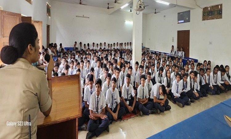 NEWS : नीमच के इस स्कूल में पहुंचे पुलिस अधिकारी, विद्यार्थियों को दी महिला संबंधी अपराध और यातायात नियमों की जानकारी, जागरूकता कार्यक्रम को यूं बनाया खास, पढ़े खबर
