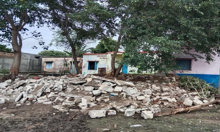 NEWS : शासन के आदेश, और ग्राम बरडिया पहुंची टीम, शासकीय प्राथमिक विद्यालय में जीर्ण शीर्ण भवन को गिराया, पढ़े मनीष जोलान्या की खबर