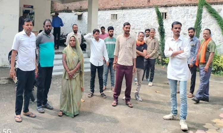 NEWS : रास्ते से निकलने को लेकर विवाद, युवक में महिला को मारा थप्पड़, मामला पहुंचा पिपलियामंडी थाने, पढ़े नरेंद्र राठौर की खबर