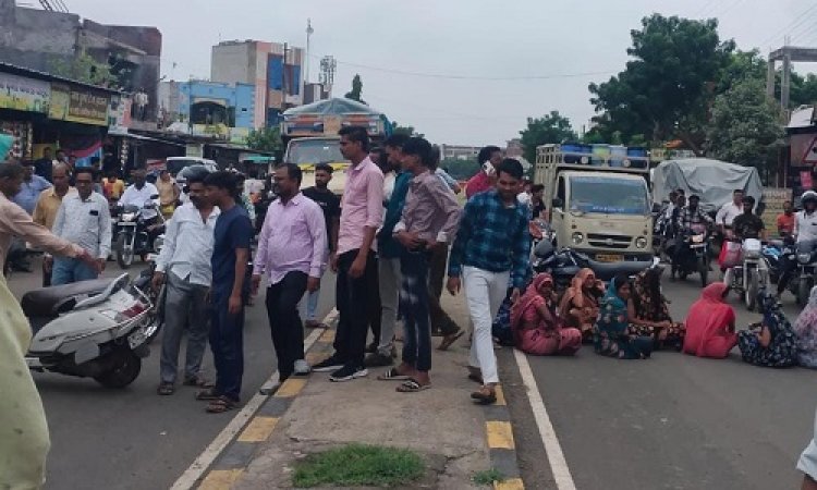 BIG NEWS : मनासा रोड़ पर चक्काजाम कर प्रदर्शन करने का मामला, शिकायत के बाद हरकत में आई पिपलियामंडी पुलिस, 9 लोगों पर FIR दर्ज, पढ़े नरेंद्र राठौर की खबर