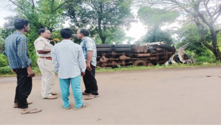 BIG BREAKING : MP में भीषण सड़क हादसा, मजदूरों से भरे ऑटो पर हाईवा पलटा, सड़क पर बिखरी दिखी लाशें, इतनों की मौके पर ही मौत, तो कई घायल भी, मची चीख-पुकार, दिल दहला देगा ये मंजर, पढ़े खबर