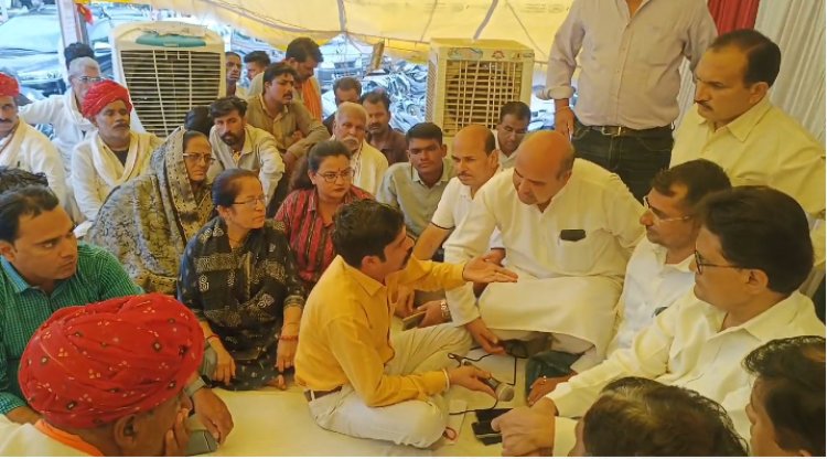 BIG NEWS : 16 में से 4 मांगें मानी, बाकी शासन को भेजी, जमीन की रजिस्ट्रियों की होगी जांच, तो खेत सहित यहां हुई अंधाधुंध खुदाई दुरुस्त करेगी प्रोजेक्ट कंपनी, कुछ यूं समाप्त कराया आर सागर कछावा का आमरण अनशन, पढ़े खबर