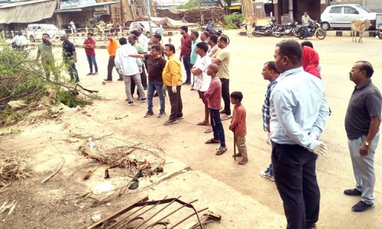 NEWS : नगर पालिका की टीम पहुंची मनासा रोड़ पर, चलाया वृहद सफाई अभियान, तलैया की पाल का बदला स्‍वरूप, 20 ट्राली से ज्यादा कचरा, झाडि़यां आदि हटाये, पढ़े खबर