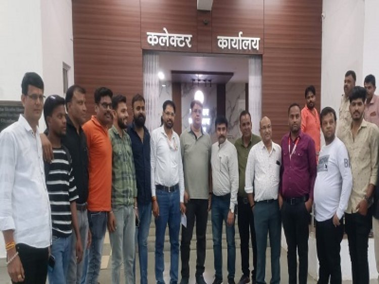 NEWS - रेती कारोबारीयो गुंडागर्दी, रेट का मन माफिक भाव, परेशान आम जनता,और कई समस्याओं को लेकर कलेक्टर हिमांशु चंद्रा से मिले पत्रकारगण दिया ज्ञापन,पढ़े खबर