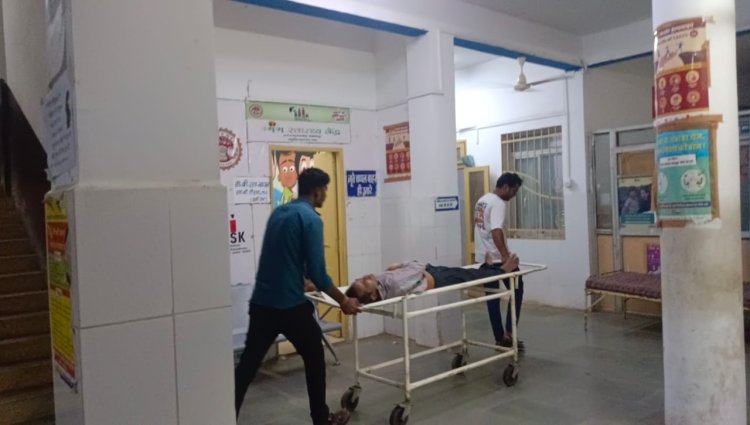NEWS : बेसुध अवस्था में पड़ा मिला अज्ञात व्यक्ति, मौके पर पहुंची एंबुलेंस, उपचार के लिए भिजवाया शासकीय अस्पताल, पढ़े खबर